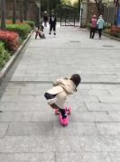 孙俪女儿为什么叫小花:孙俪女儿玩滑板车超魔性