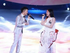 《中国新歌声》比赛中郭沁为什么坐在椅子上